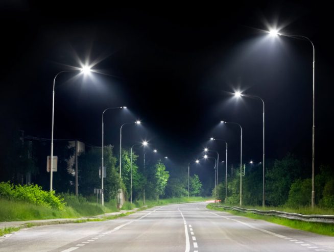 Energiesparende und moderne Outdoor-Beleuchtung für Plätze, Ortsstraßen und Sportstätten.