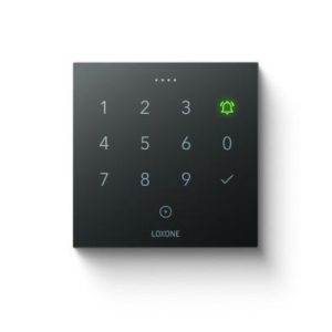 Zweifache Produktansicht des anthrazitfarbenen Loxone NFC Code Touch mit beleuchtetem Zahlentastenfeld zur sicheren Zugangskontrolle via NFC und Codeeingabe