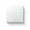 Weißer Loxone NFC Code Touch mit beleuchtetem Tastenfeld zur sicheren Zugangskontrolle über Zahlencode oder NFC im Smart Home und Gewerbebereich