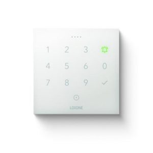 Weißer Loxone NFC Code Touch mit beleuchtetem Tastenfeld zur sicheren Zugangskontrolle über Zahlencode oder NFC im Smart Home und Gewerbebereich