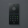 Loxone Intercom in schwarzem Design mit beleuchteter Klingeltaste und Zahlentastatur für Zutrittskontrolle
