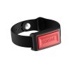 Seitliche Ansicht des Loxone Notrufarmbands mit schwarzem Armband und rotem Notfallknopf – optimal für Pflege und Sicherheit
