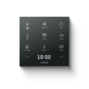 Loxone Touch Pure Flex Air in Anthrazit mit konfigurierbaren Tasten und LED-Display zur Steuerung von Licht, Klima, Musik und weiteren Funktionen im intelligenten Gebäude
