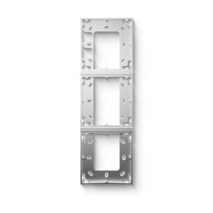 Rückseite des weißen Loxone Intercom Einbaurahmens für 3 Module – zur Wandmontage geeignet