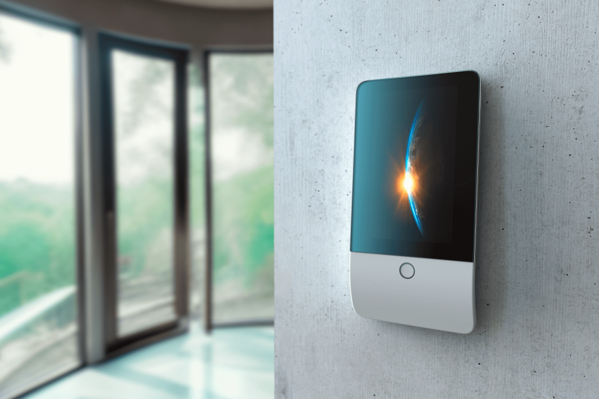 Wandmontierte Touch-Steuereinheit JA-116E-GR mit Display – stilvolle Steuerzentrale für Smart Home Systeme wie Loxone, installiert durch Elektro Maschler