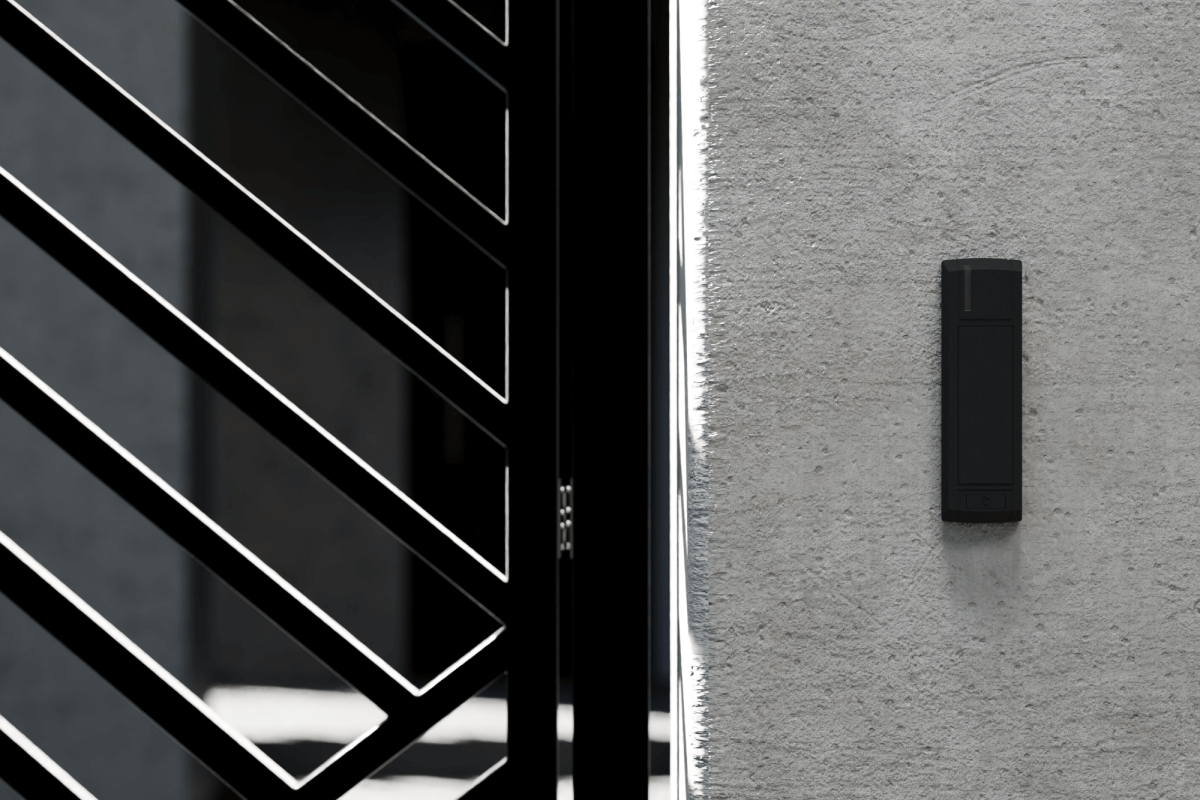 Eleganter schwarzer Zutrittsleser mit NFC-Technologie an einer modernen Gartenmauer – kontaktlose Zugangskontrolle für Smart Home Systeme von Elektro Maschler