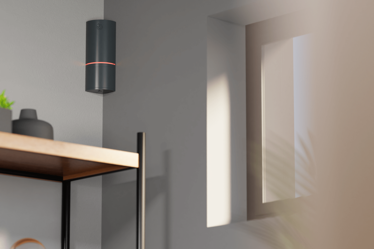Eleganter Bewegungsmelder JA-122PW-AN mit roter LED-Leiste an der Wand – moderne Sicherheitslösung für Wohnräume, kompatibel mit Loxone-Systemen und installiert durch Elektro Maschler
