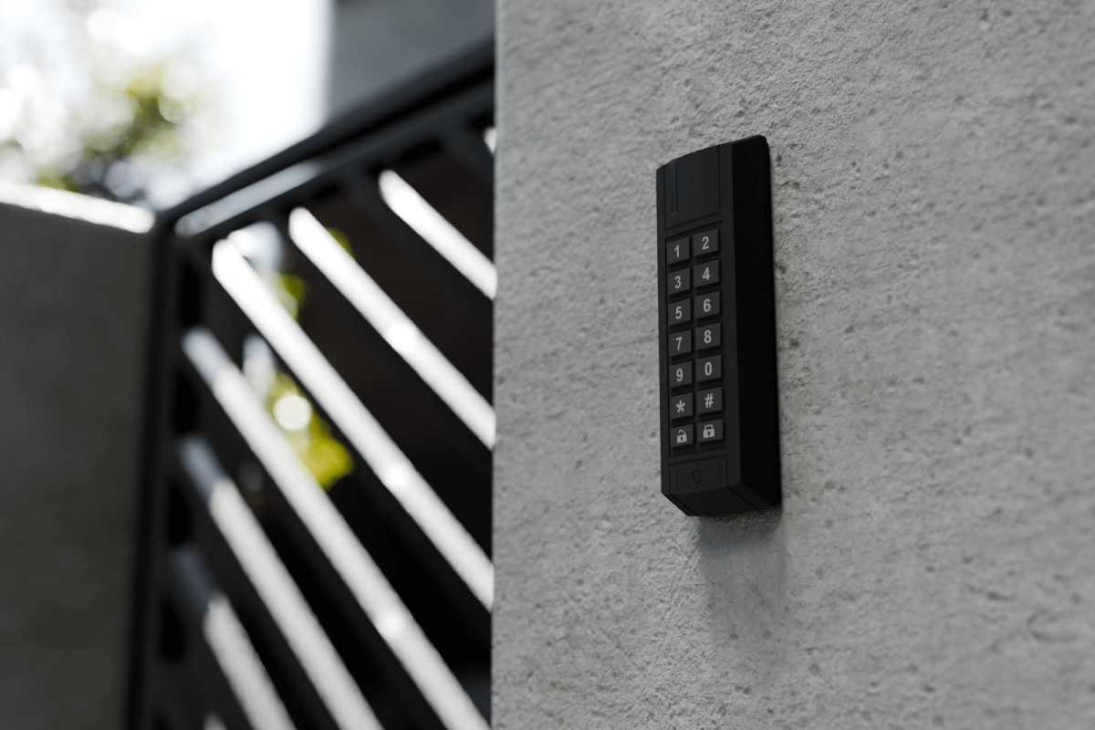 Schwarzes Zutritts-Keypad mit NFC-Funktion an einem modernen Gartentor – sichere Zugangslösung für den Außenbereich, installiert von Elektro Maschler