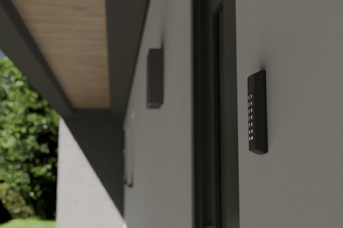 Schwarzes NFC-Keypad zur Zugangskontrolle an moderner Hausfassade – sicheres Zutrittssystem für Smart Homes, installiert von Elektro Maschler