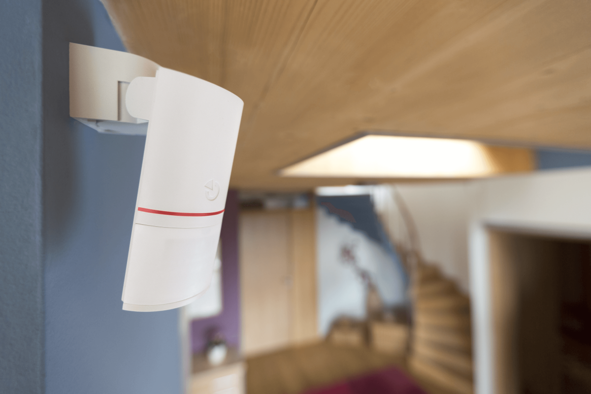 DesignLine Bewegungsmelder elegant im Wohnzimmer installiert – stilvolle Sicherheitskomponente für Loxone Smart Homes, montiert durch Elektro Maschler