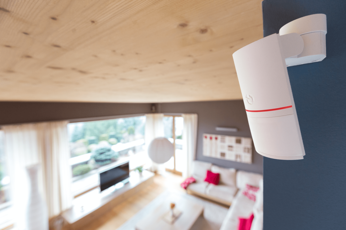 DesignLine Bewegungsmelder elegant im Wohnzimmer installiert – stilvolle Sicherheitskomponente für Loxone Smart Homes, montiert durch Elektro Maschler