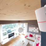 DesignLine Bewegungsmelder elegant im Wohnzimmer installiert – stilvolle Sicherheitskomponente für Loxone Smart Homes, montiert durch Elektro Maschler