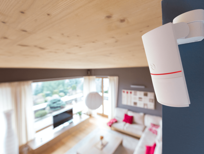 DesignLine Bewegungsmelder elegant im Wohnzimmer installiert – stilvolle Sicherheitskomponente für Loxone Smart Homes, montiert durch Elektro Maschler
