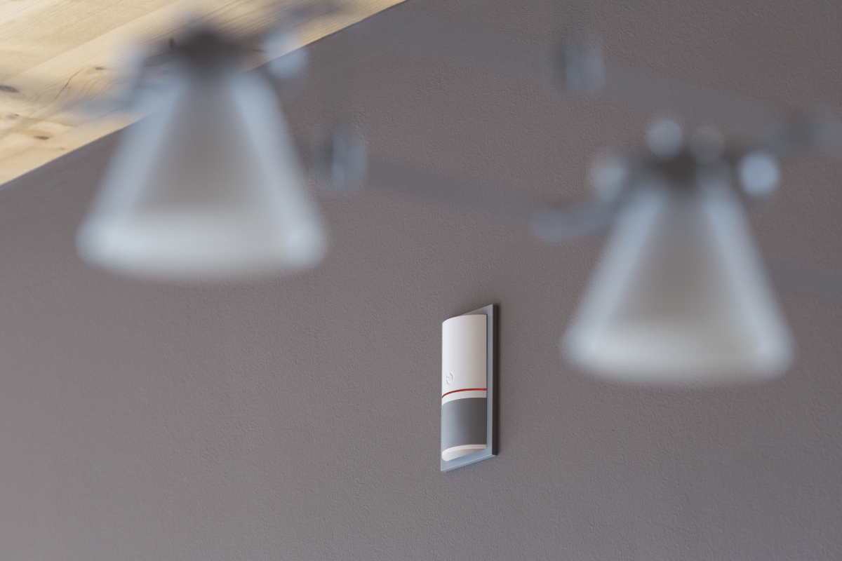 Moderner Bewegungsmelder aus der DesignLine-Serie in elegantem Wohnraum – formschöne Sicherheitslösung für Smart Homes mit Loxone, installiert durch Elektro Maschler