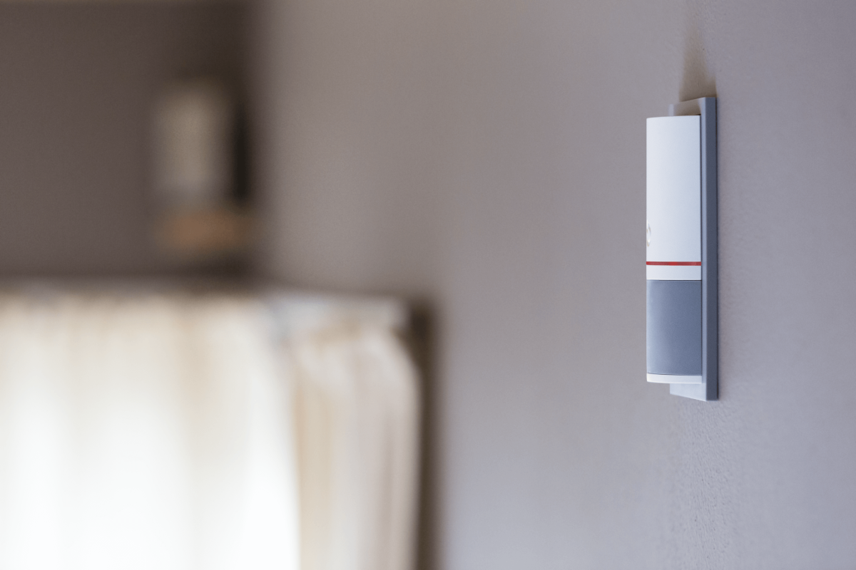 Seitliche Nahaufnahme eines stilvollen Bewegungsmelders aus der DesignLine-Serie – unauffällige Sicherheitslösung für moderne Wohnräume, kompatibel mit Loxone-Systemen durch Elektro Maschler