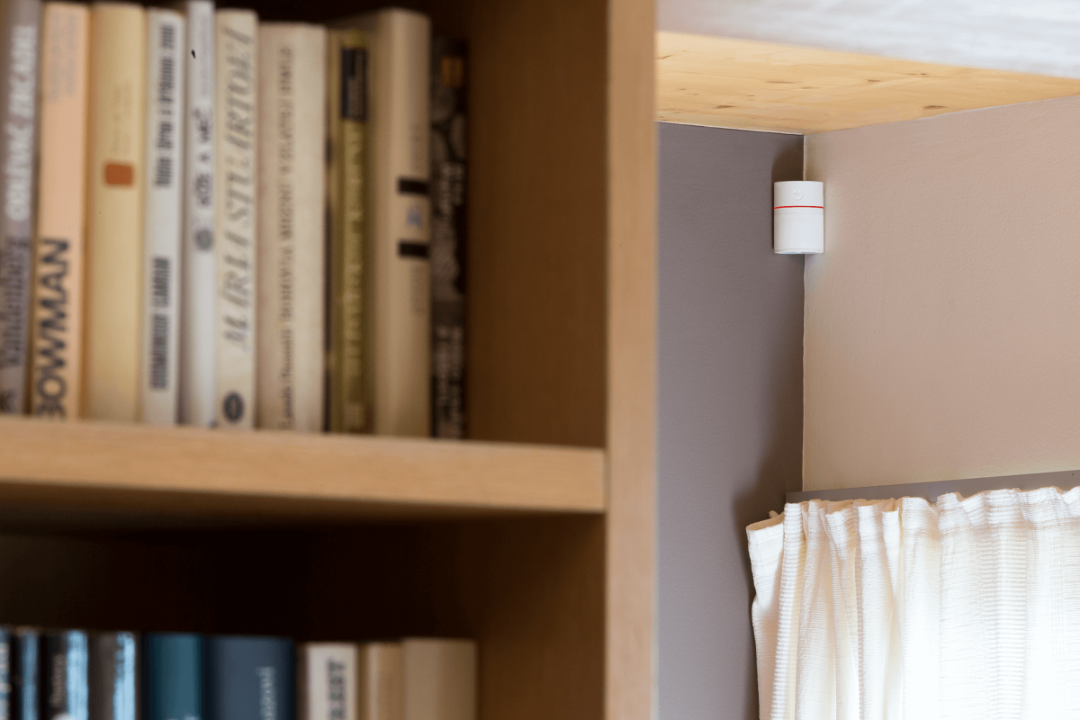 Unauffälliger Bewegungsmelder der DesignLine-Serie in der Raumecke eines Wohnzimmers – stilvolle Sicherheitslösung für Smart Homes mit Loxone-Technologie, installiert durch Elektro Maschler