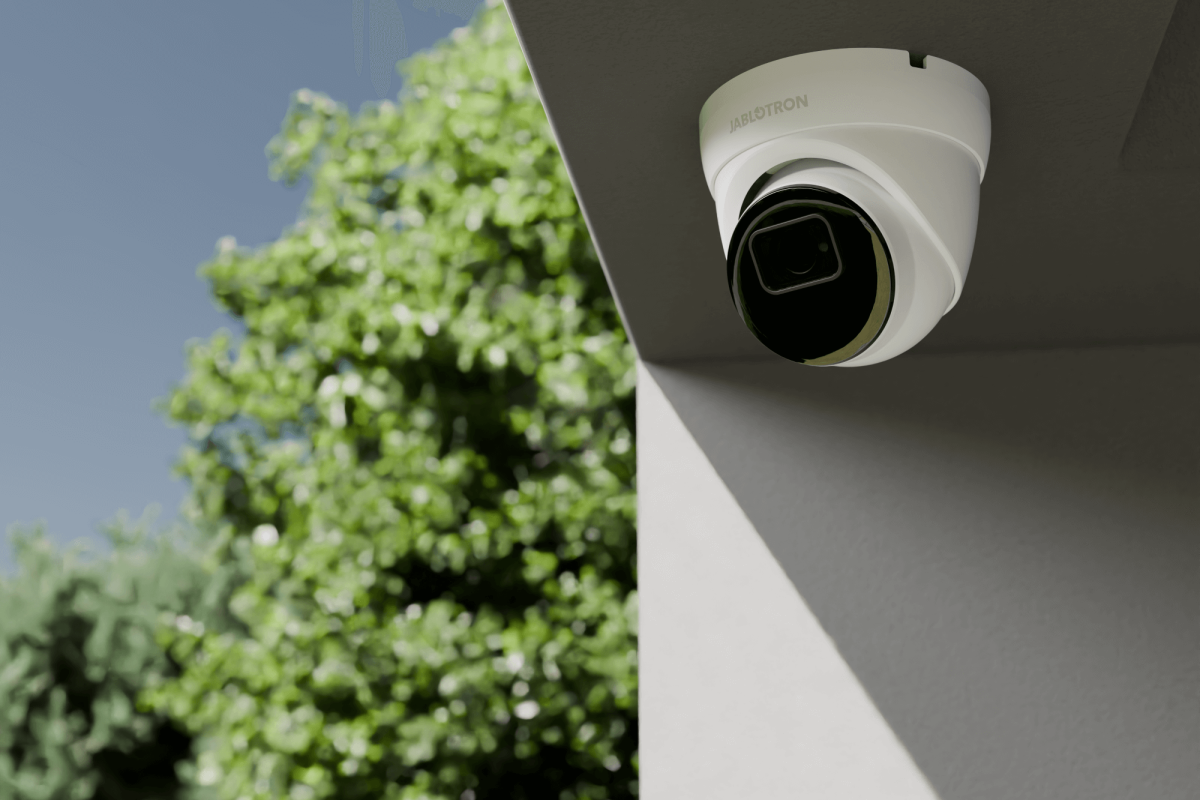 Wettergeschützte Dome-Kamera JI-113C an Gebäudedecke im Außenbereich – dezente Überwachungslösung, ideal integrierbar in Loxone-Systeme durch Elektro Maschler