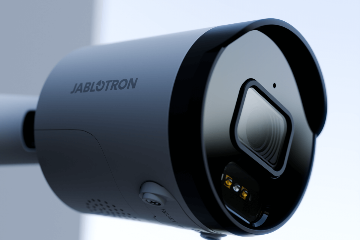Nahaufnahme einer Überwachungskamera der Marke JABLOTRON, Fokus auf das Objektiv und die Sensoren.