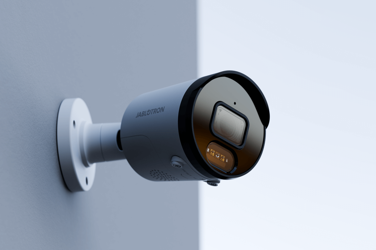 Überwachungskamera der Marke JABLOTRON an einer Wand, mit gut sichtbarem Objektiv und Sensor.