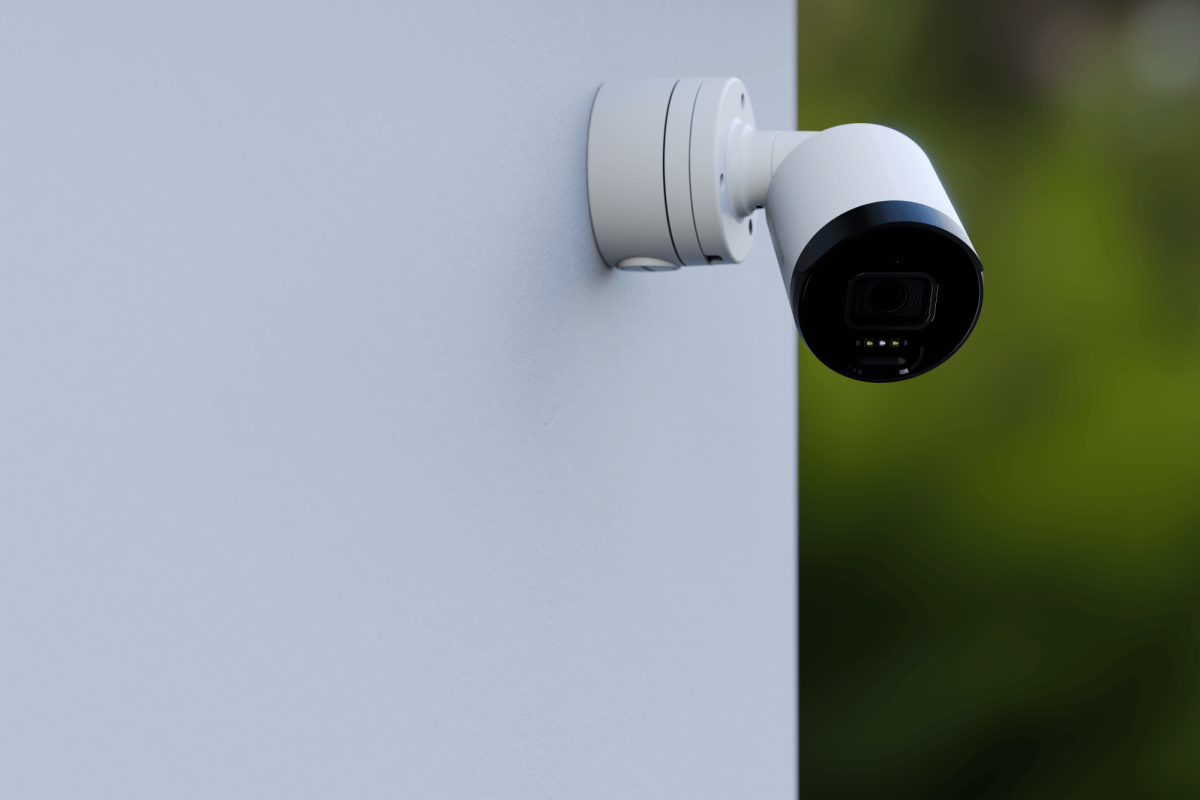 Wetterfeste Überwachungskamera JI-114C-A an Außenwand montiert – moderne Sicherheitslösung zur Videoüberwachung, integrierbar in Loxone-Systeme durch Elektro Maschler