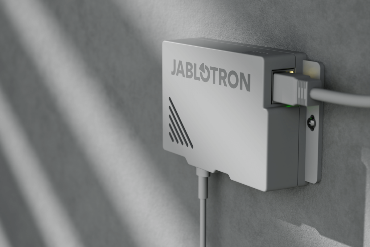 Kompaktes IP-Kommunikationsmodul von Jablotron an der Wand montiert – zuverlässige Netzwerkverbindung für smarte Sicherheitsanwendungen, installiert durch Elektro Maschler