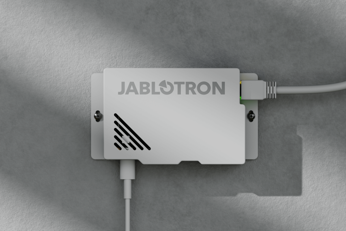 Kompaktes IP-Kommunikationsmodul von Jablotron an der Wand montiert – zuverlässige Netzwerkverbindung für smarte Sicherheitsanwendungen, installiert durch Elektro Maschler