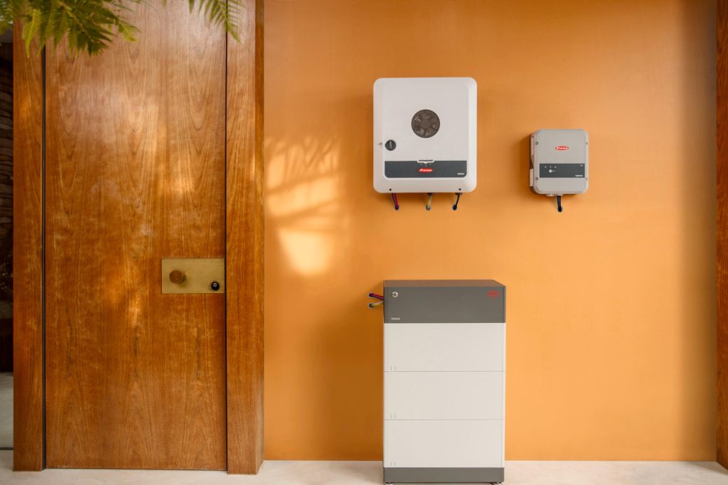 Moderne Solarbatterie und Wechselrichter von Fronius zur Energieversorgung im Innenbereich installiert.