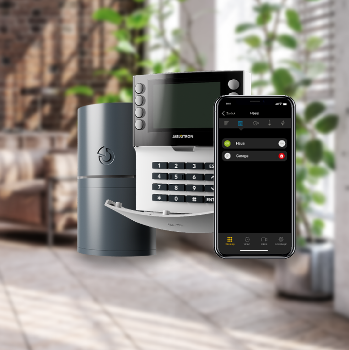 Modernes Jablotron Sicherheitssystem mit Bewegungsmelder, Bedienteil und Smartphone zur Steuerung via App im hellen Wohnraum.