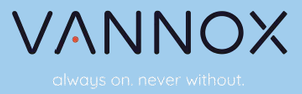 Abstrakte, moderne Wortmarke in dunkelblau mit orangefarbenem Punkt, darunter der Slogan: always on. never without.